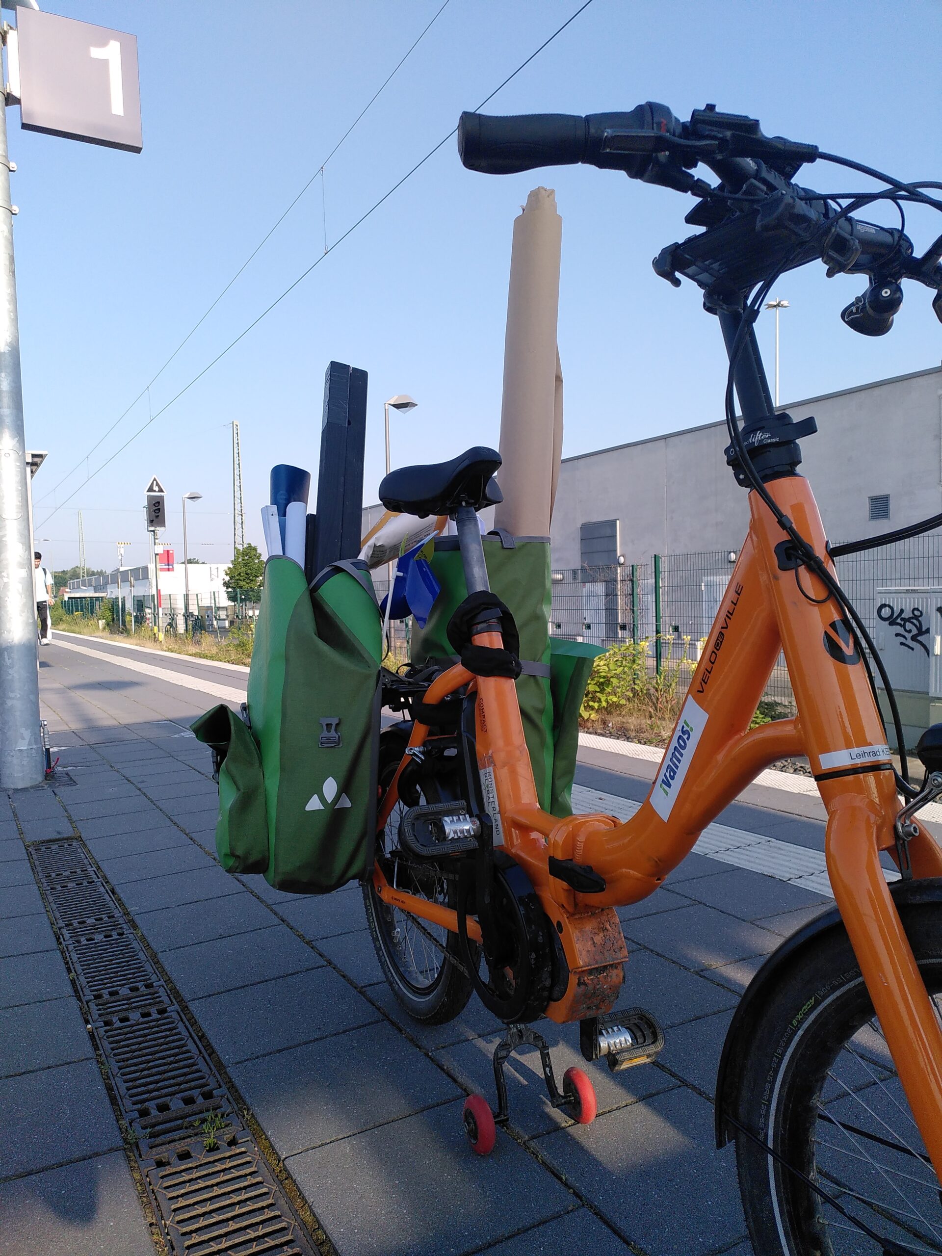 Vamos-Fahrrad auf Bahnsteig